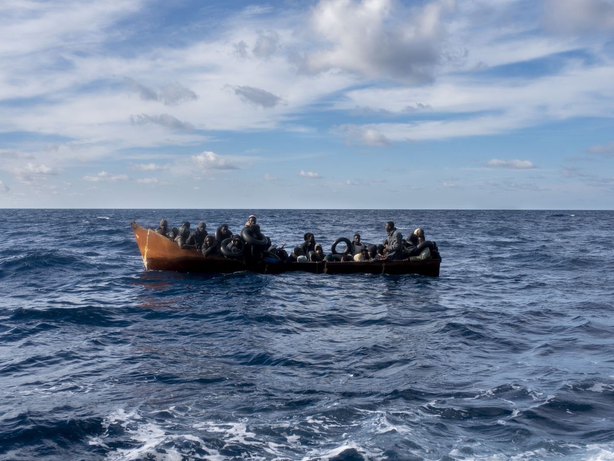 Foto: Un cayuco repleto de personas migrantes. (Antonio Sempere/Europa Press)