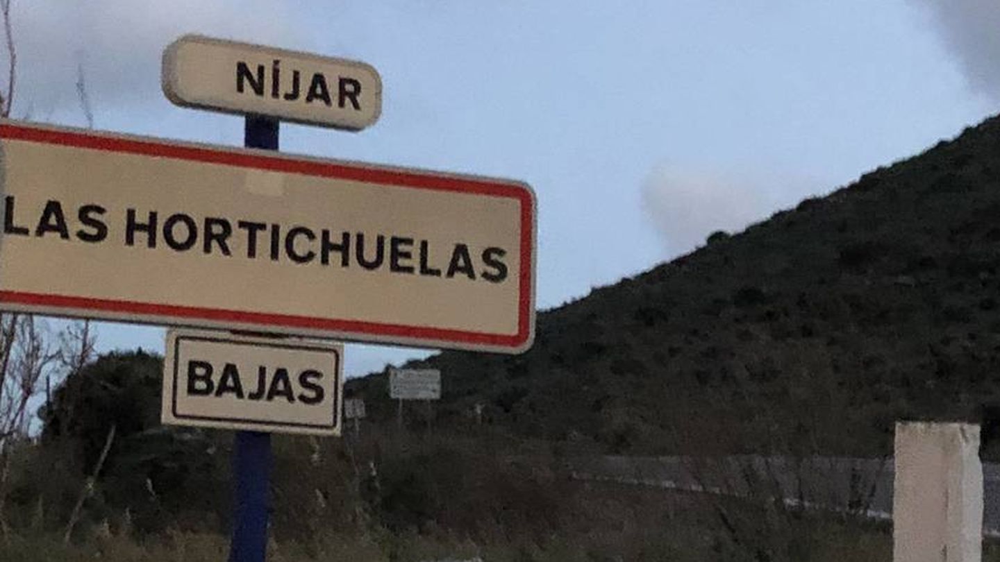 Cartel a la entrada de la pedanía de Las Hortichuelas (Níjar, Almería), ayer por la tarde. (Agustín Rivera)