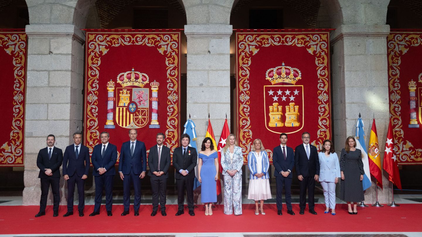Foto de familia de la delegación de la Comunidad de Madrid y la argentina, en la Real Casa de Correos (EP/Eduardo Parra)