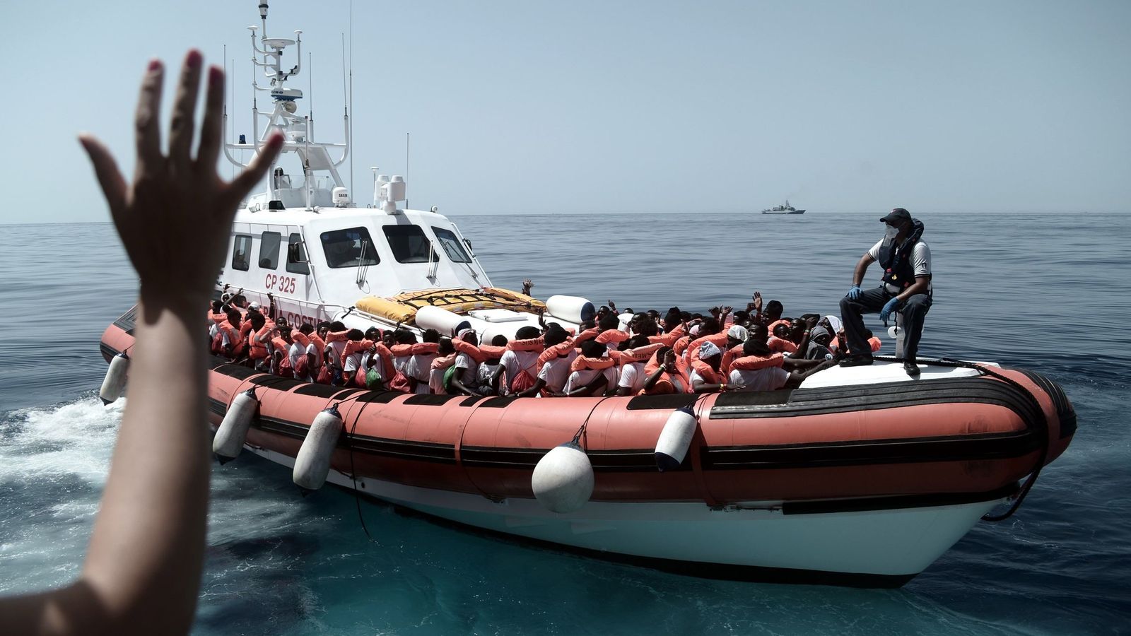 Foto: Imágenes de inmigrantes del Aquarius trasladados a otra embarcación el pasado día 12. (EFE) 