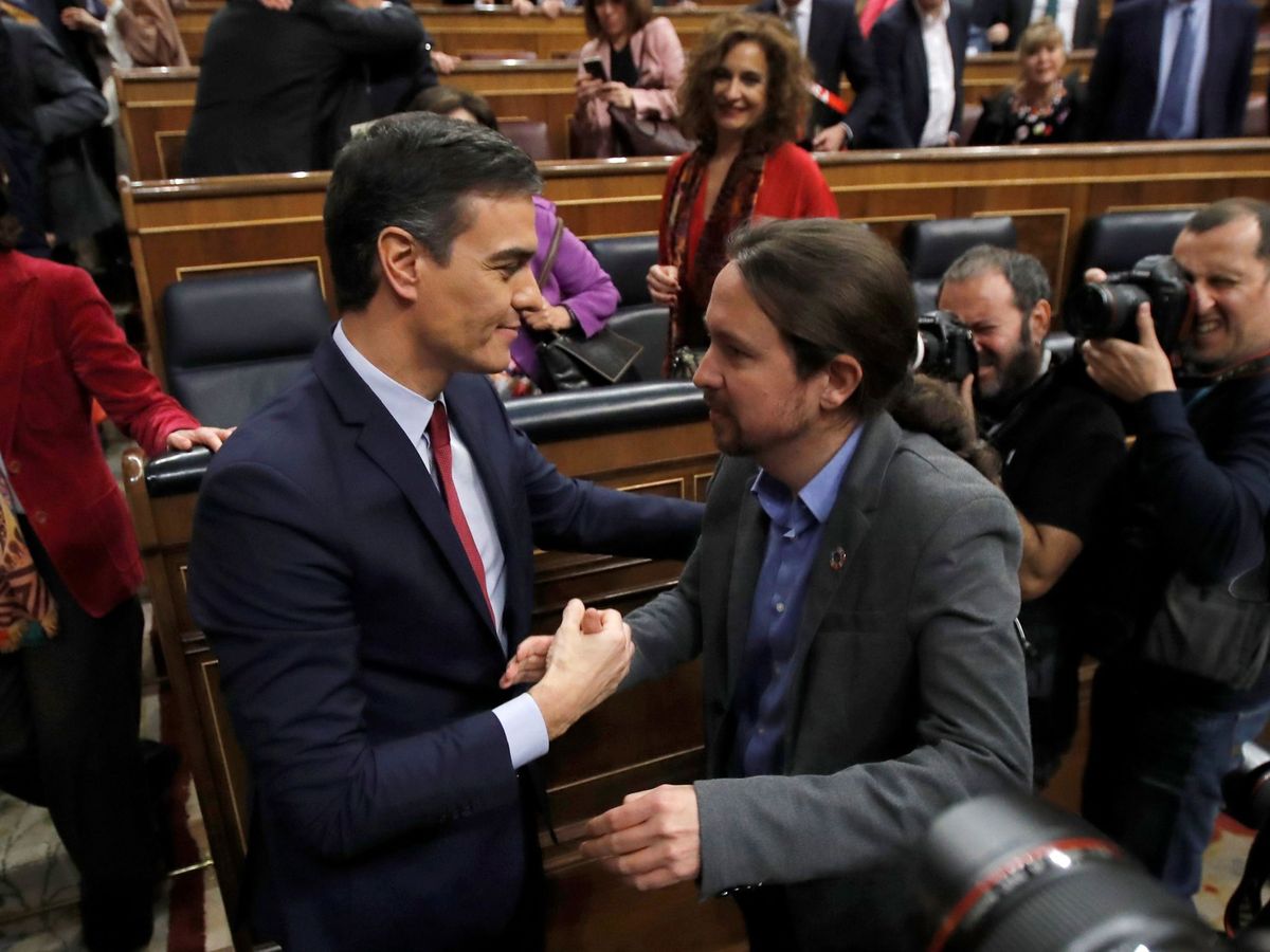 Foto: El líder de Unidas Podemos, Pablo Iglesias (d), felicita a Pedro Sánchez, tras su investidura como presidente del Gobierno. (EFE)