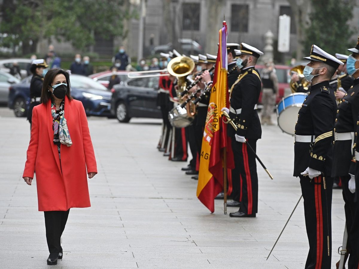 Foto: La ministra de Defensa, Margarita Robles, preside el acto de toma de posesión del nuevo jefe de la armada. (EFE)
