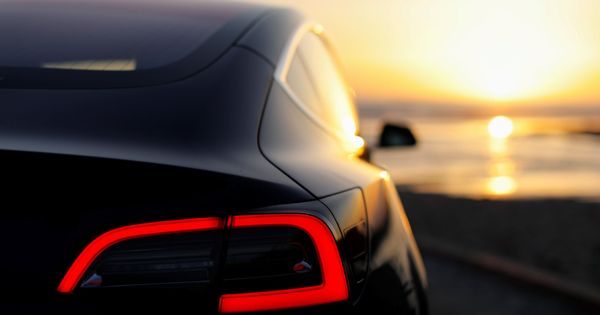 Foto: Un Model 3 de Tesla, ante la puesta de sol. (Reuters)