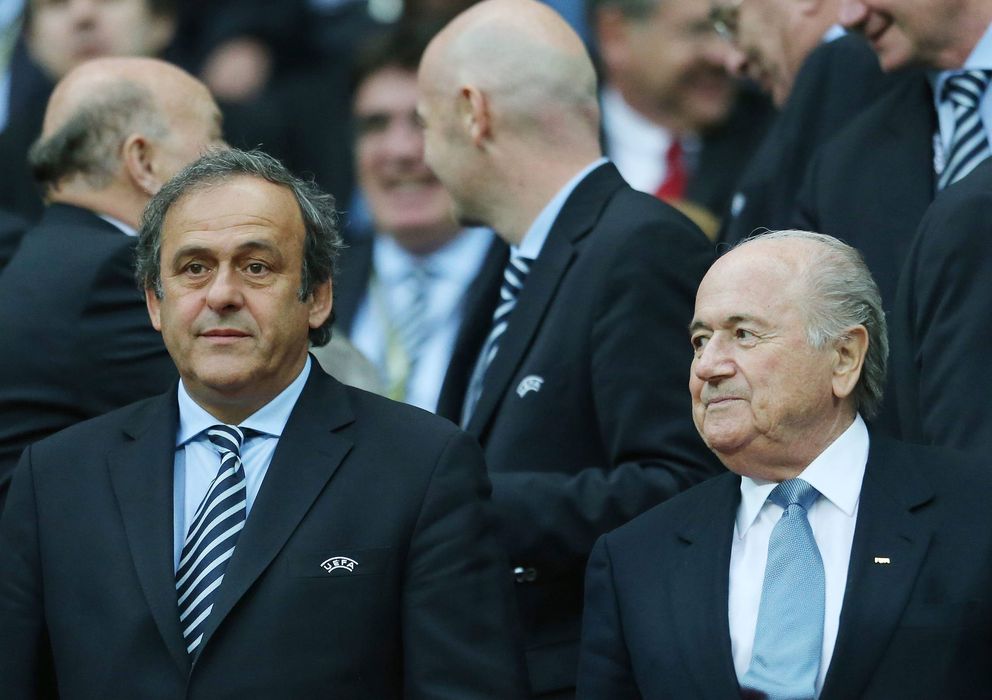 Foto: Platini y Blatter, enfrentados por los fondos de inversión (Efe).
