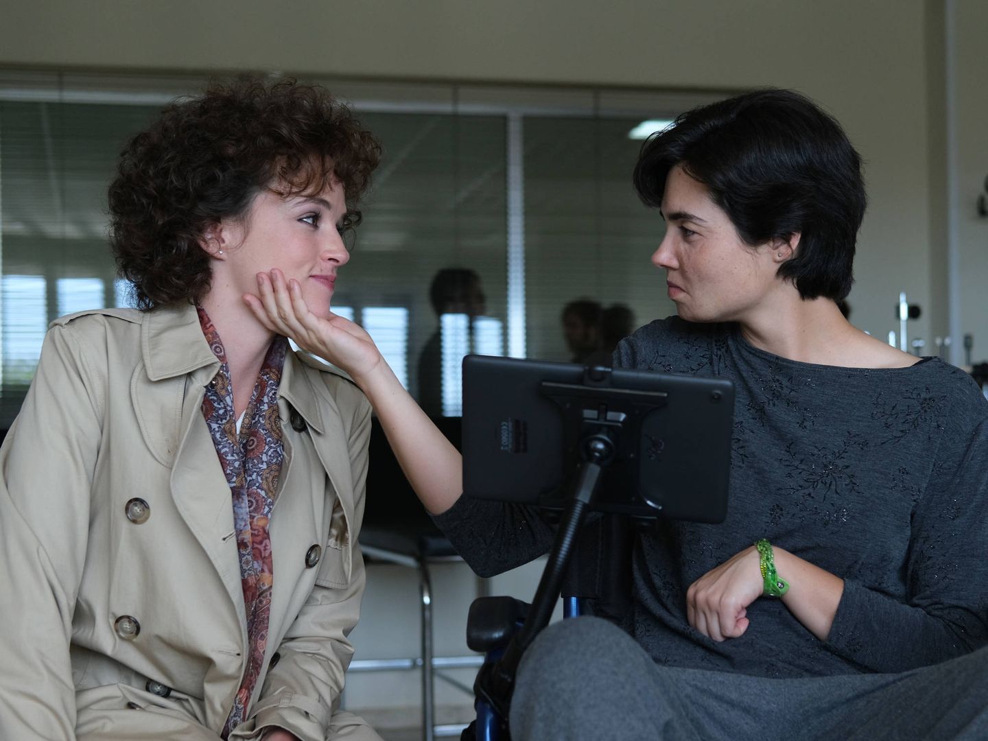 Nerea (Susana Abaitua) y Arantxa (Loreto Mauleón) en una escena del séptimo episodio de 'Patria'. (Foto de David Herranz. HBO España)