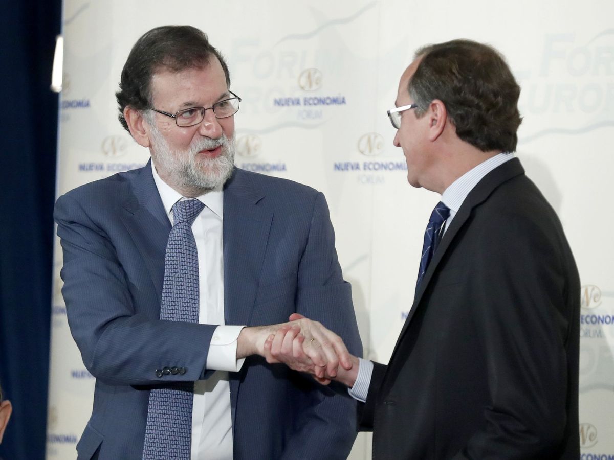 Foto: Mariano Rajoy, con el expresidente del PP vasco y exministro, Alfonso Alonso, en un desayuno informativo. (EFE/Chema Moya) 