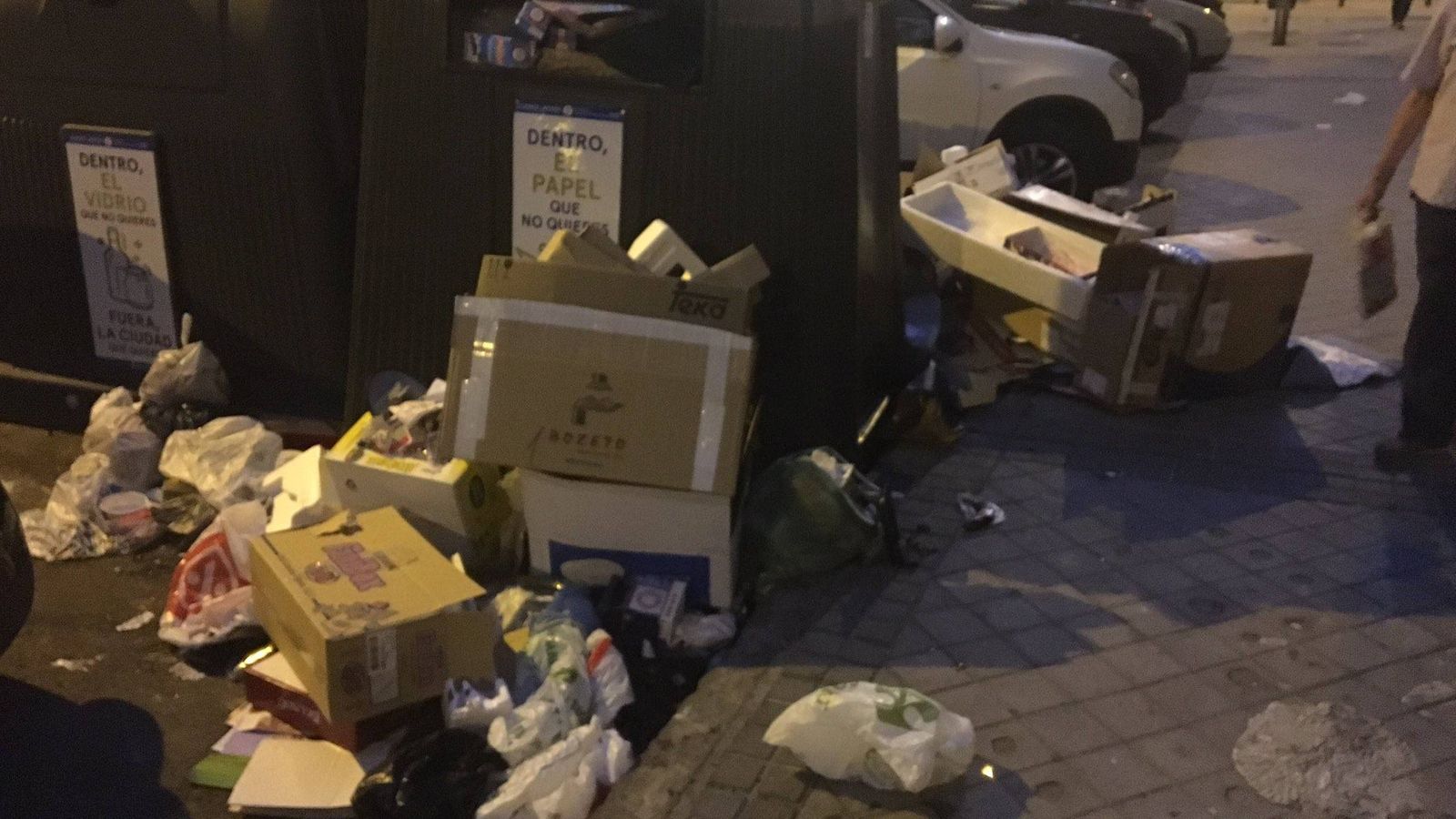 Foto: Basura tirada alrededor de contenedores en una calle de Madrid.