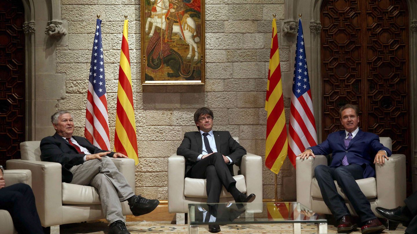 Imagen de la reunión que mantuvo Puigdemont con los congresistas estadounidenses Dana Rohrabacher (i) y Brian Higgins (d) en el Palau el pasado 9 de abril. (EFE)