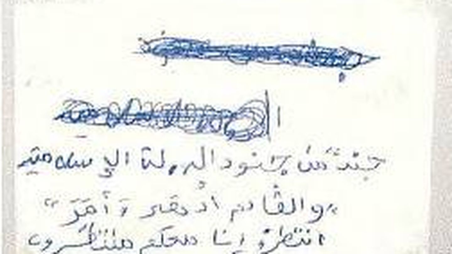 Escrito (caligrafía madura en árabe) del líder de la célula donde se identifica como soldado del ISIS.