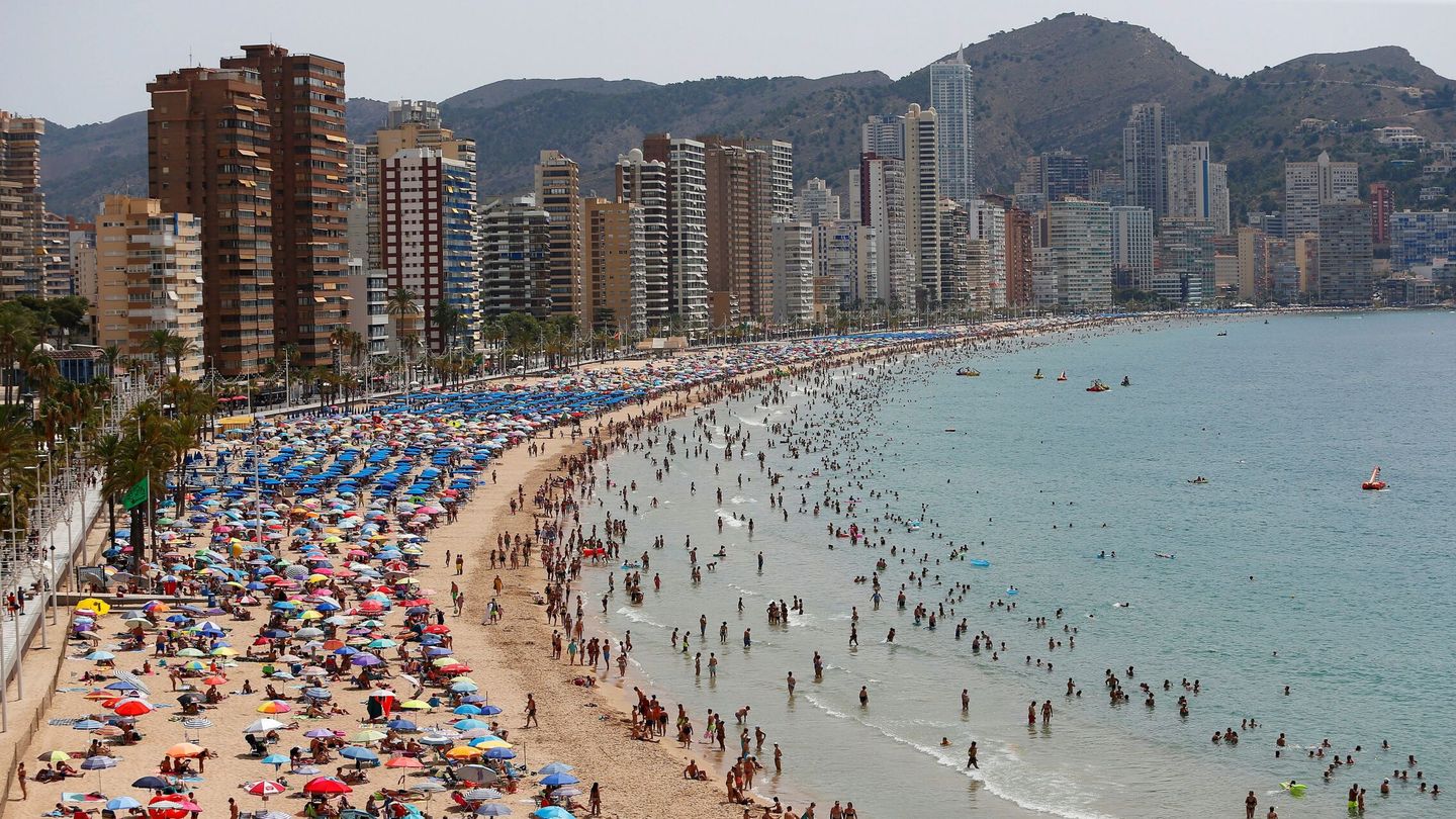 Los turistas abarrotan la auténtica playa de Levante. (EFE/Manuel Lorenzo)