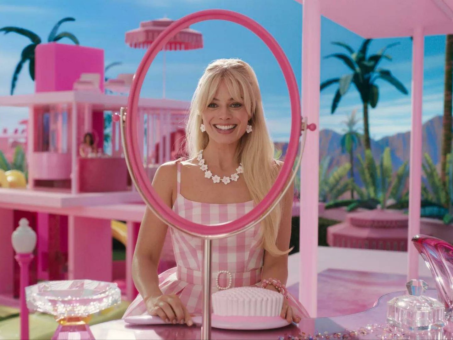 Margot Robbie es la encantadora Barbie estereotipo. (Warner)