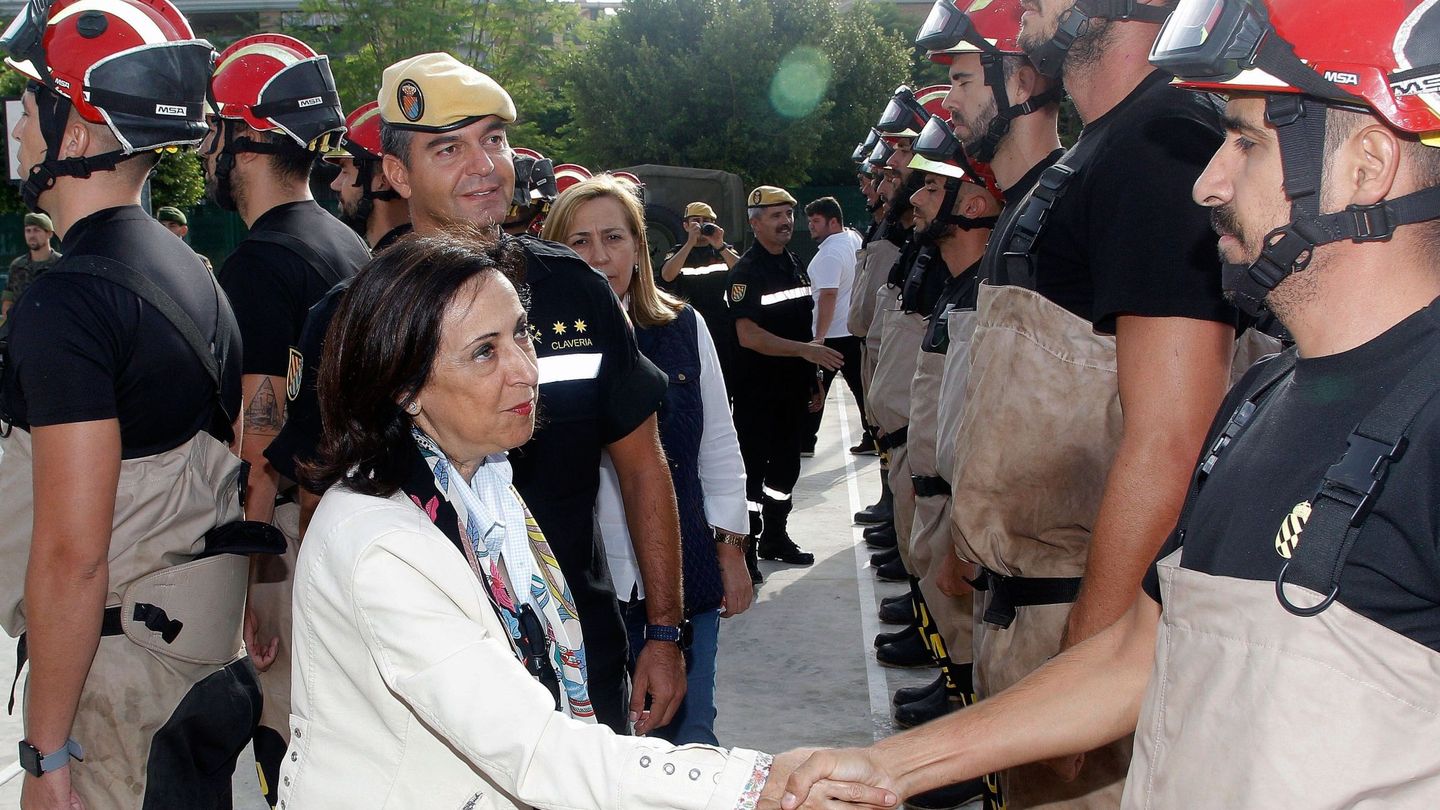 La ministra de Defensa, Margarita Robles, durante la visita al puesto de mando en Orihuela (Alicante). (EFE)