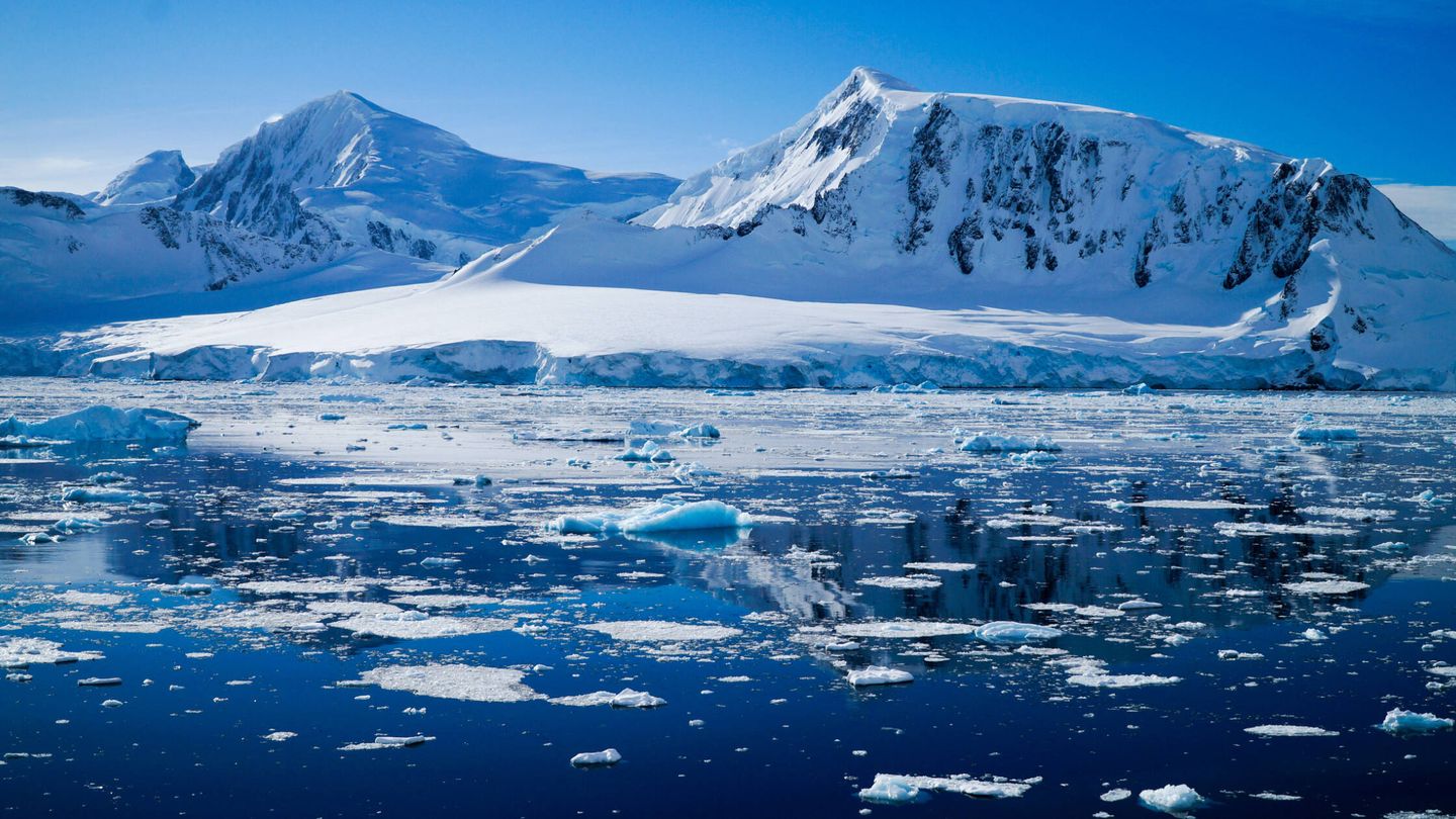 Montañas y icebergs cubiertos de nieve en la Antártida (Fuente: iStock)