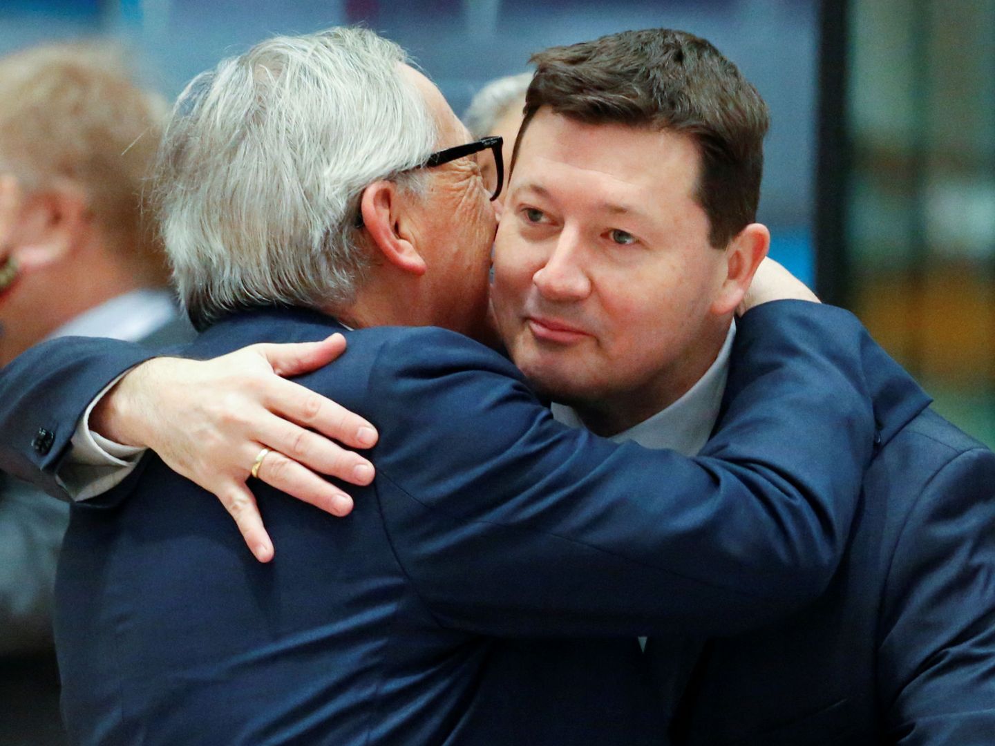Selmayr abraza a Juncker, presidente de la Comisión. (Reuters)