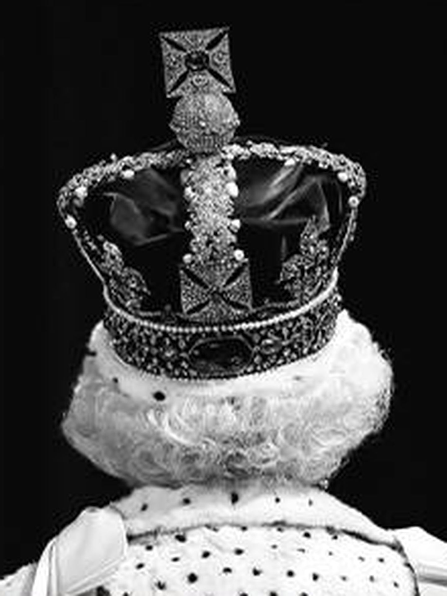 Una imagen de la reina portando la corona. (Getty)