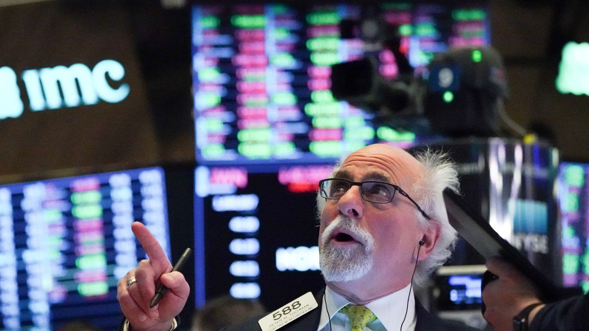 La curva de los bonos vuelve a invertirse pero Wall Street insiste en los máximos