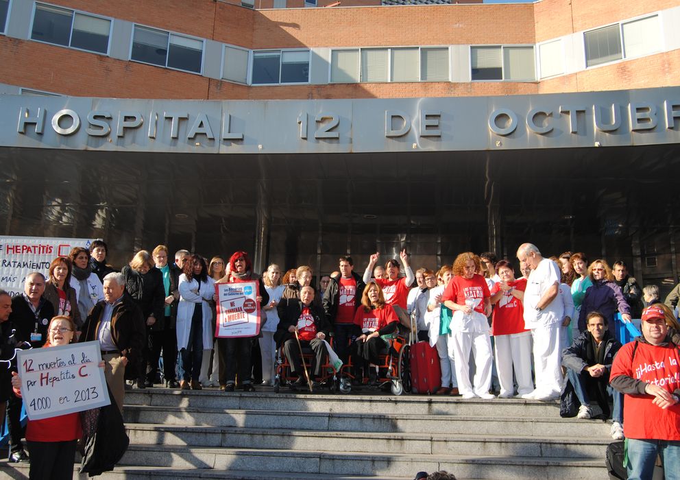 Foto: Concentración en torno a las puertas del Hospital 12 de Octubre de Madrid (EC)