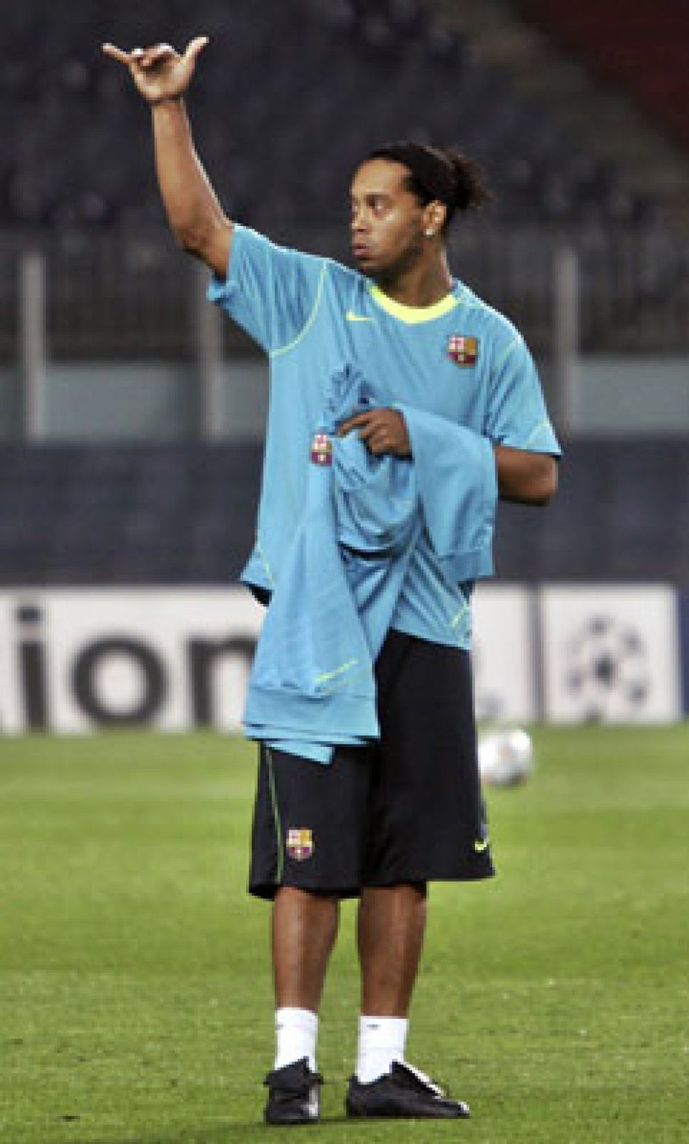 Foto: La última faena de Ronaldinho al Barça le costará dos millones al club