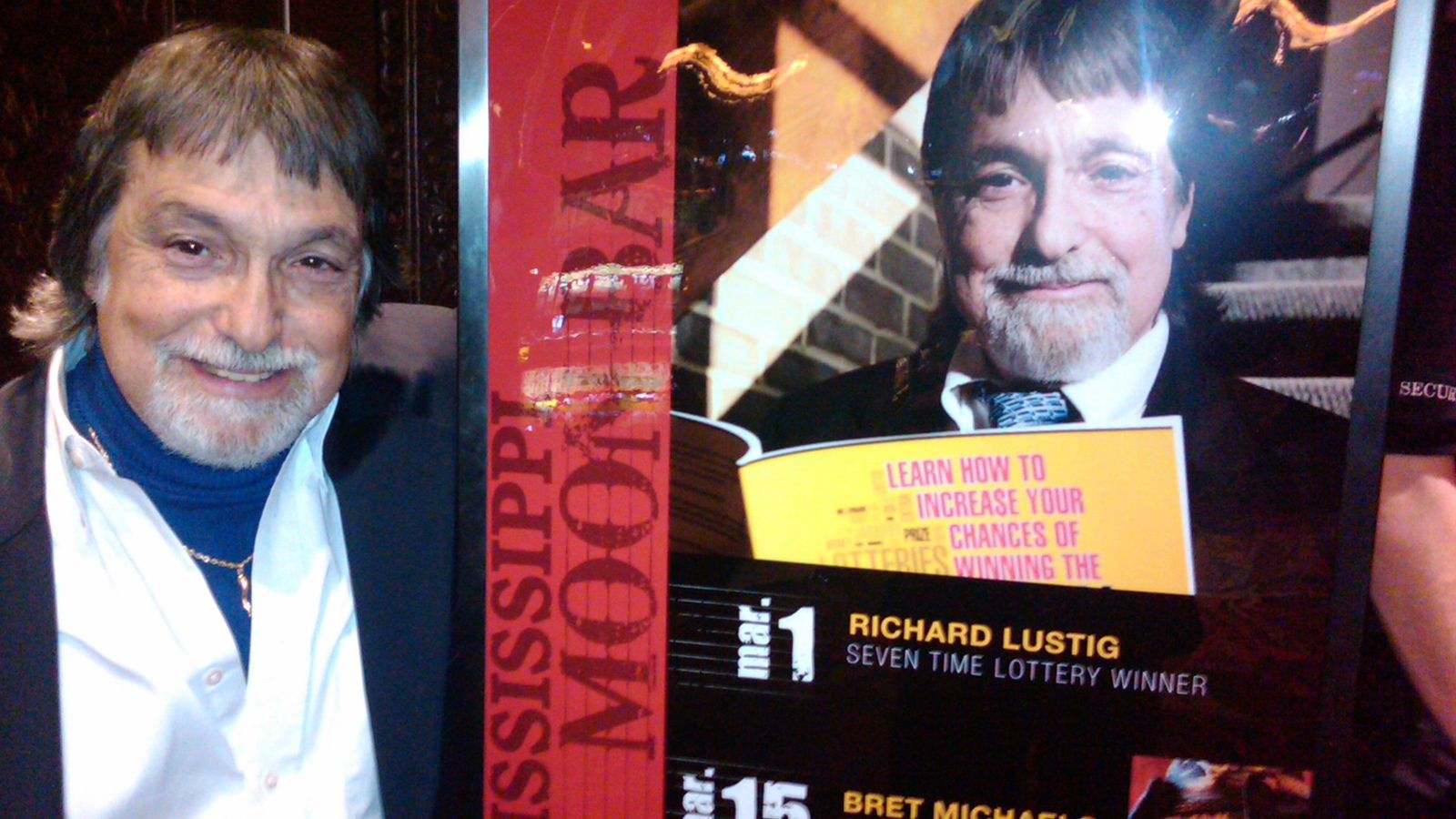 Foto: Richard Lustig posa junto a un cartel que anuncia su libro (winninglotterymethod.com)