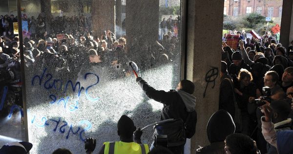 Foto: Incidentes tras una manifestación en Londres en 2010. (EFE / Facundo Arrizabalaga)