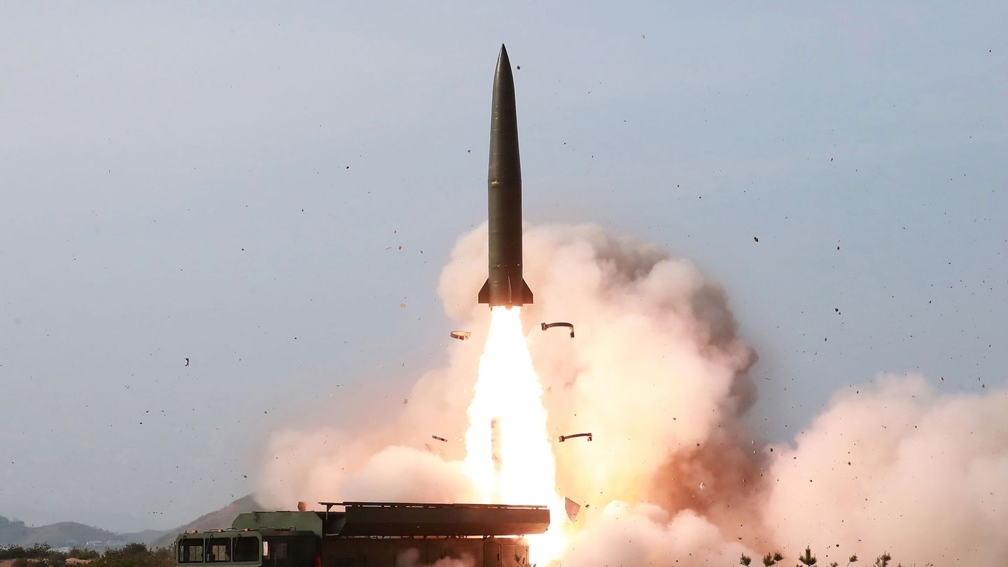 Prueba de un misil táctico guiado en Corea del Norte. (KCNA)