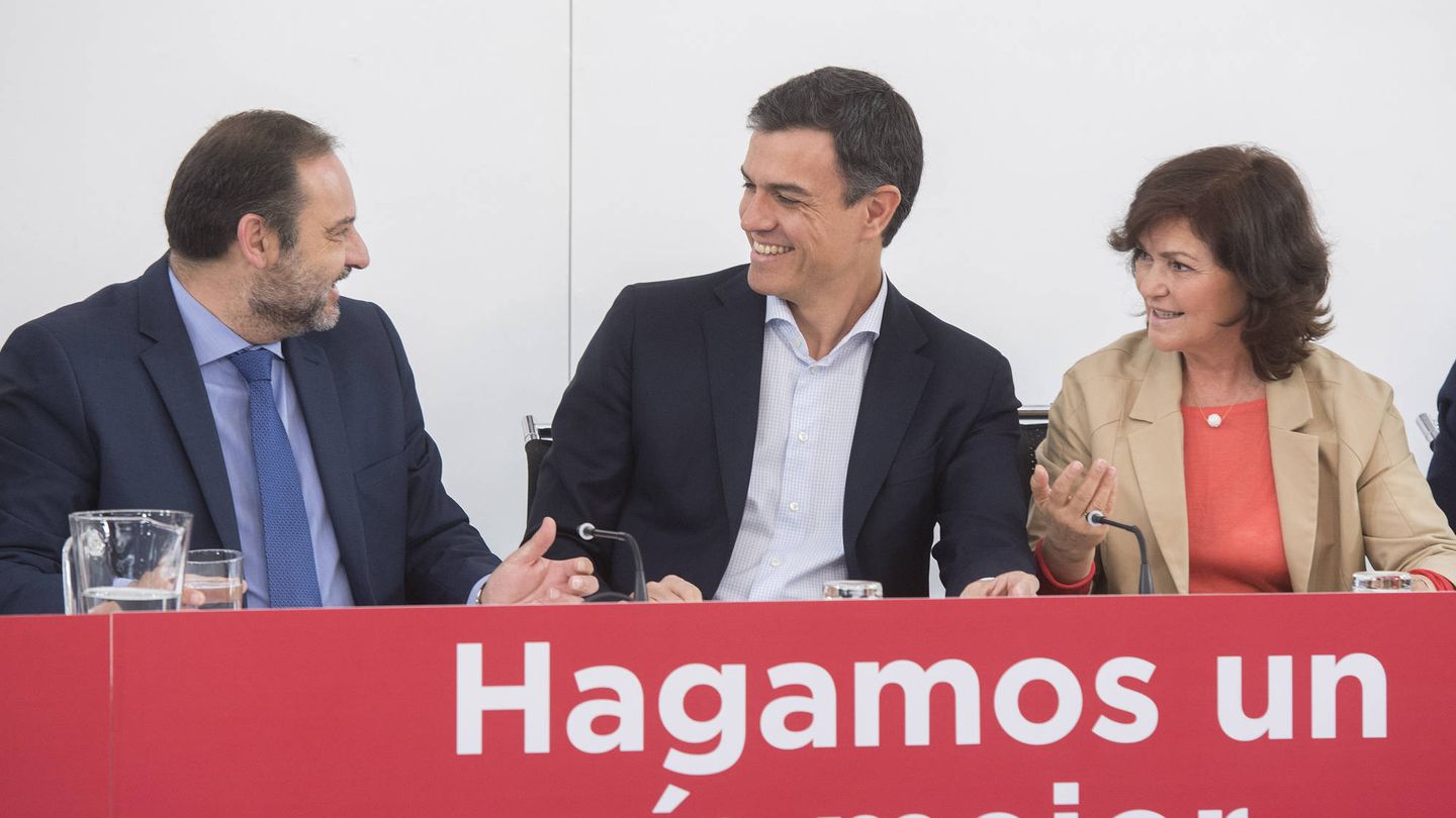Pedro Sánchez, junto a José Luis Ábalos y Carmen Calvo, el pasado 21 de mayo en la reunión del plenario de la ejecutiva federal del PSOE. (Borja Puig | PSOE)