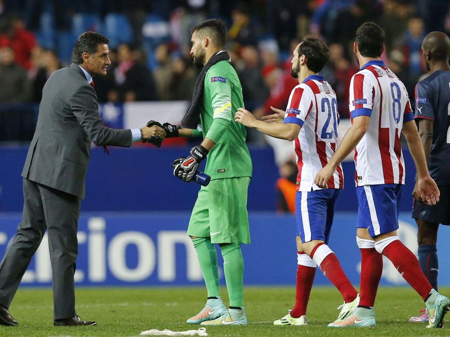 Míchel saluda a los jugadores del Atlético cuando era técnico de Olympiakos. 