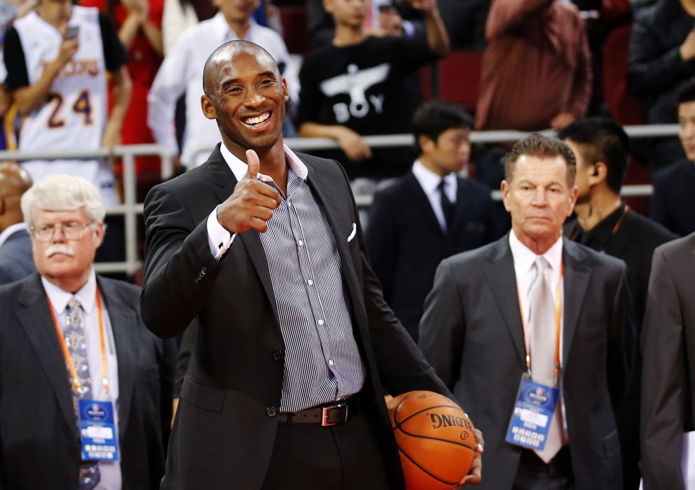 Foto: Kobe Bryant anima a sus compañeros antes de un encuentro de pretemporada ante los Warriors disputado en Pekín. (Reuters)