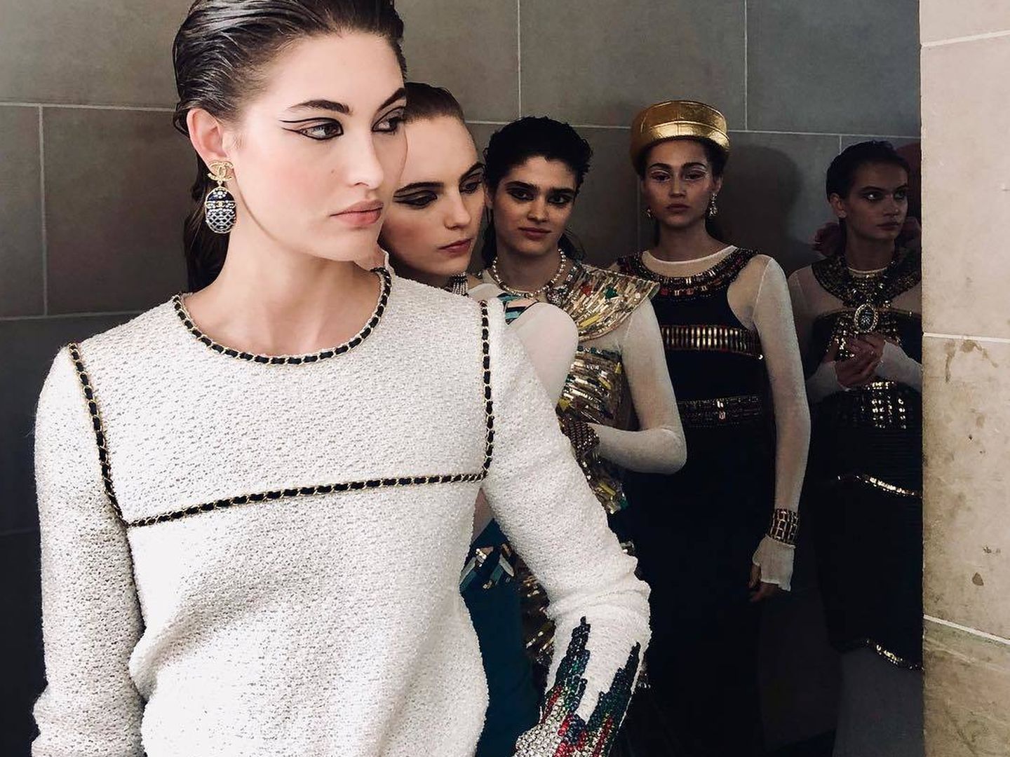 En el desfile de Chanel, las modelos peinadas con el wet look.