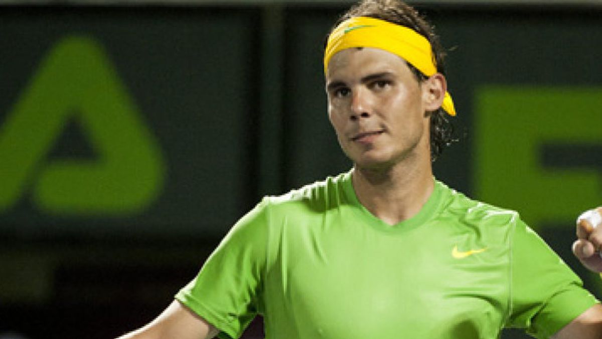 Nadal aplasta a Federer y buscará venganza ante Novak Djokovic