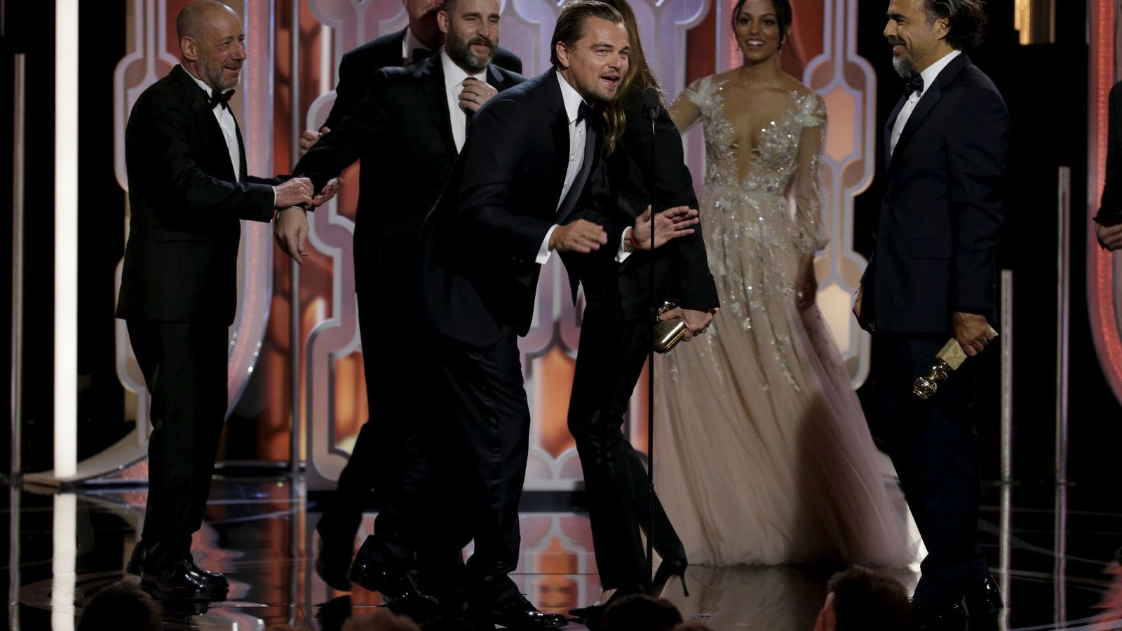 Foto: DiCaprio e Iñárritu recogen el premio a la Mejor película (Reuters)