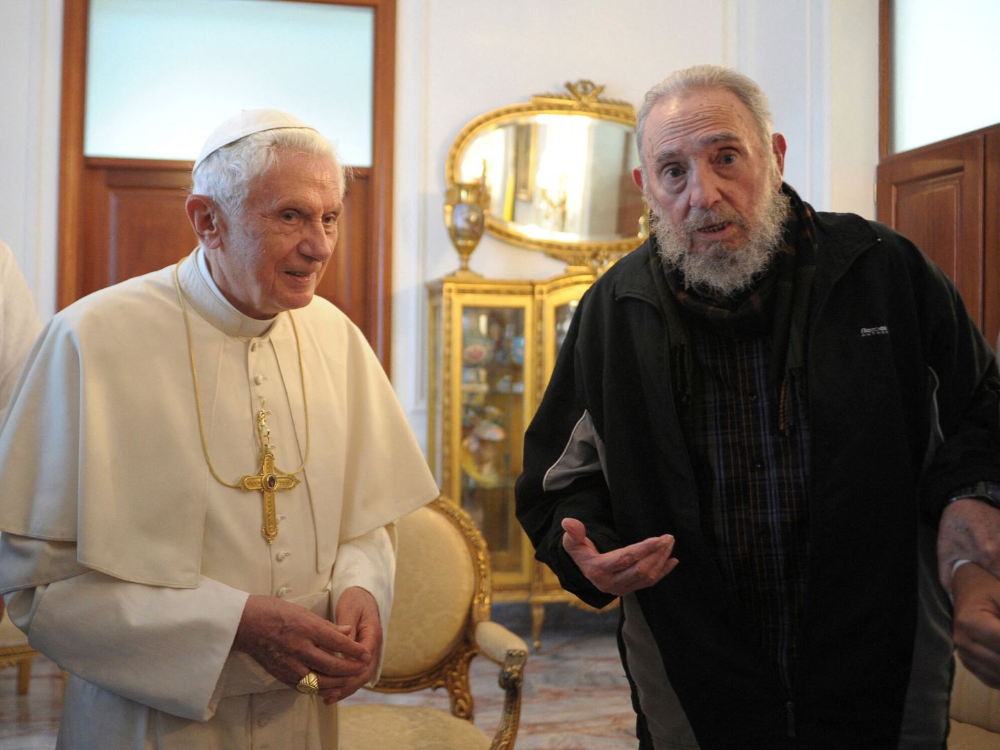 Benedicto XVI junto a Fidel Castro en su viaje a Cuba en 2012. (Reuters)