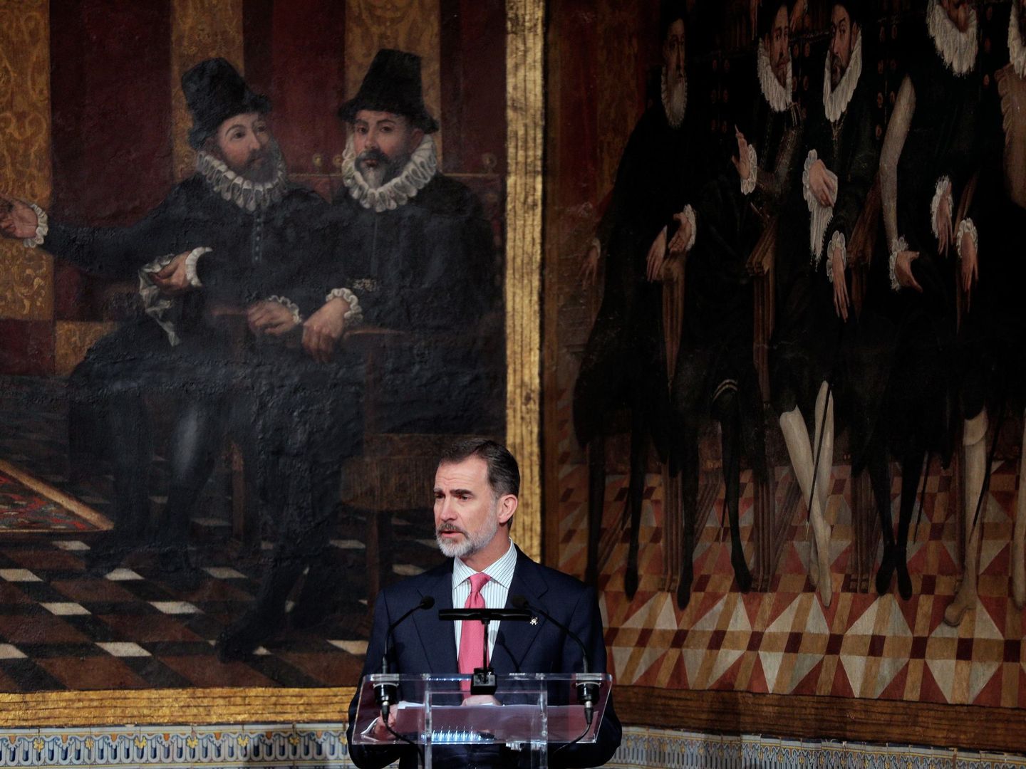El rey Felipe VI durante su intervención en el Saló de Corts de Valencia tras recibir el vigésimo séptimo Premio Convivencia, que concede la Fundación Profesor Manuel Broseta. (EFE)