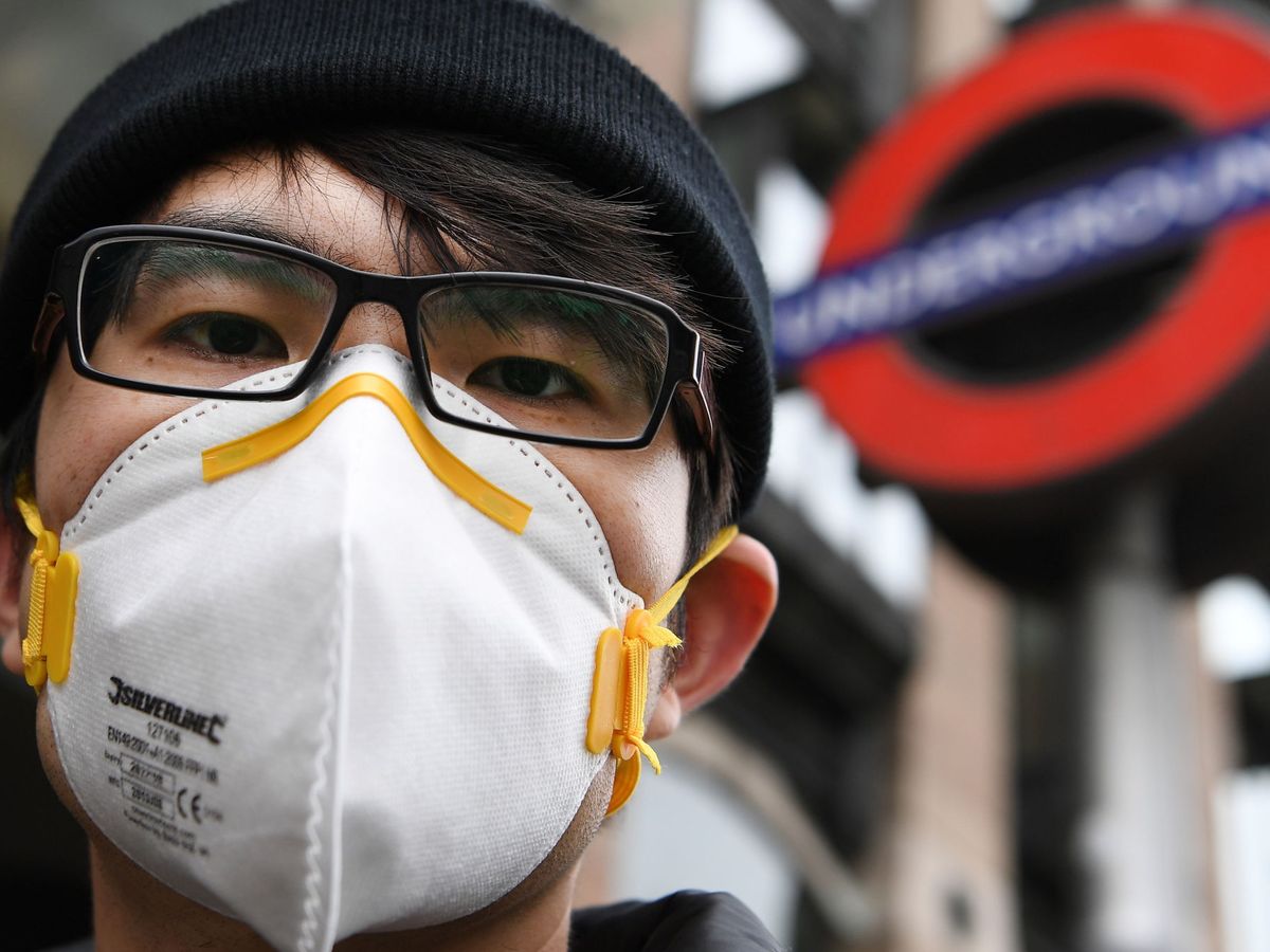 Foto: Un hombre con una máscara en el metro de Westminster. (Reuters)
