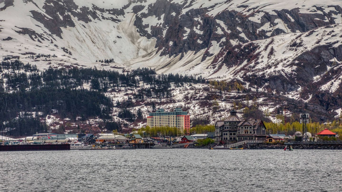 Vista de Whittier, Alaska, desde un barco turístico en la bahía. (iStock)