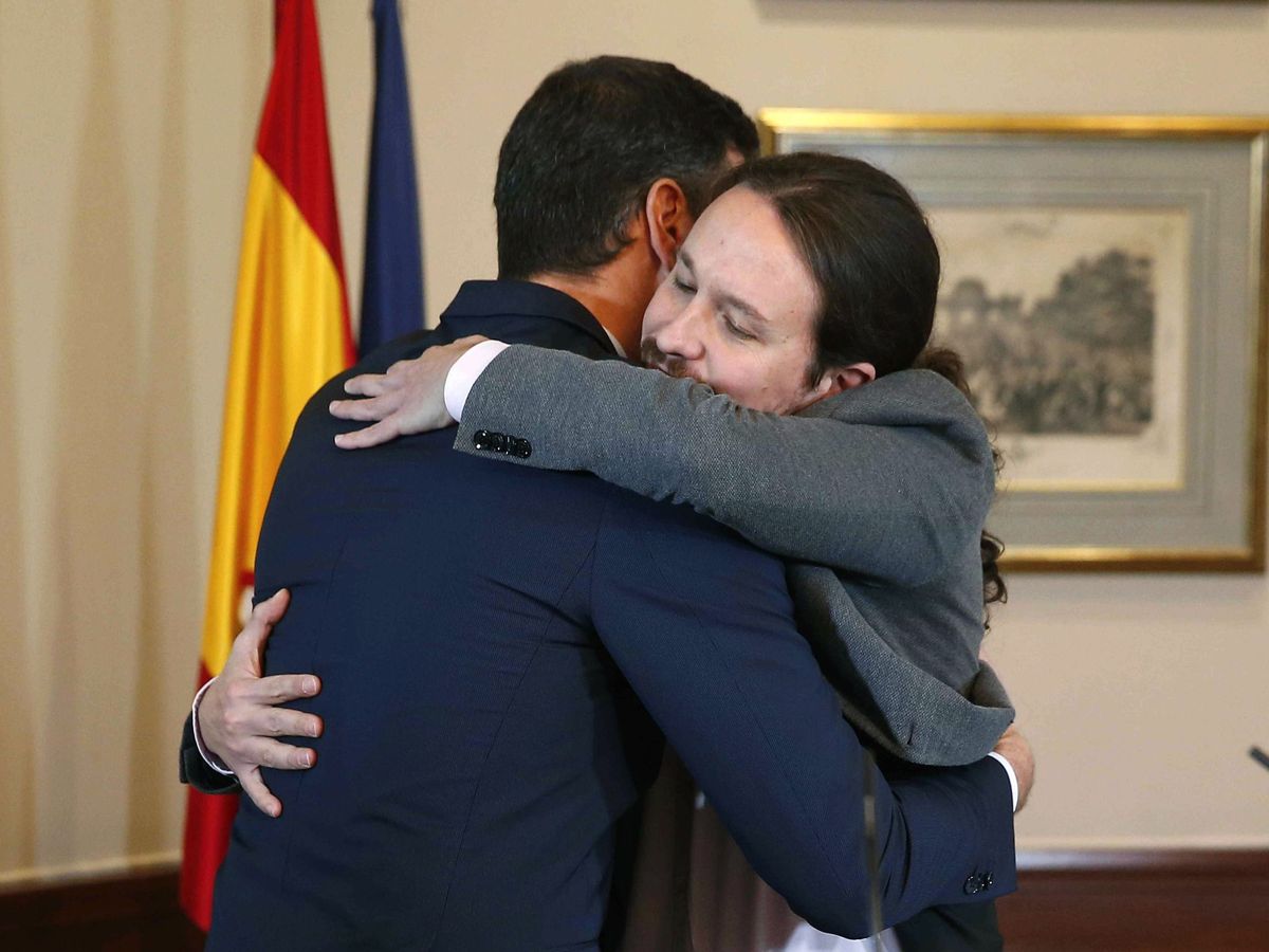 Foto: Sánchez e Iglesias se abrazan tras la firma del acuerdo de gobierno el 12 de noviembre de 2019. (EFE/Paco Campos)