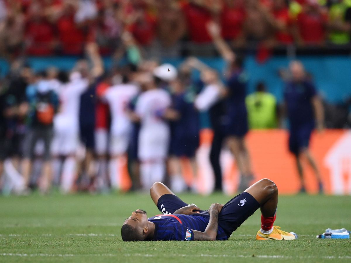 Foto: Mbappé, tras fallar su penalti, con Suiza en segundo plano. (REUTERS)
