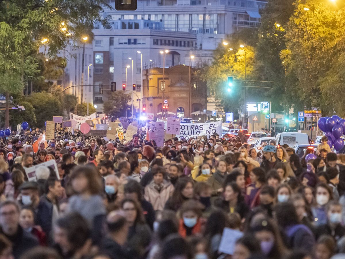 Foto: Vista de una manifestación feminista. (EFE/Raúl Caro)