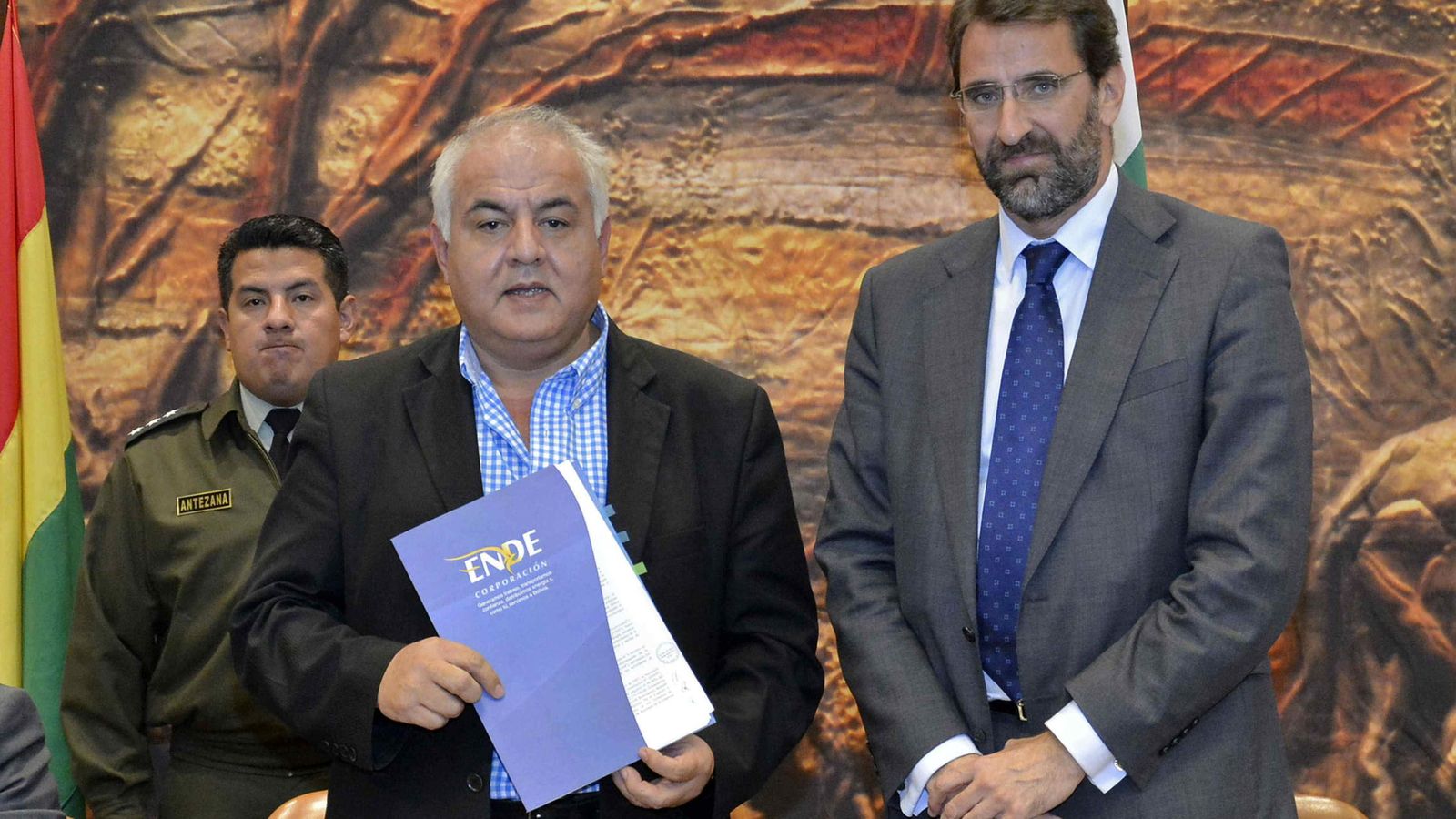 Foto: El ministro boliviano de Hidrocarburos y Energía, Juan José Sosa (c) junto al nuevo consejero delegado de Red Eléctrica Española (REE), Juan Lasala . (EFE)