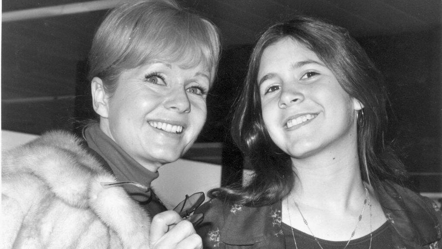 Debbie Reynolds y Carrie Fisher, en los setenta. (Getty)