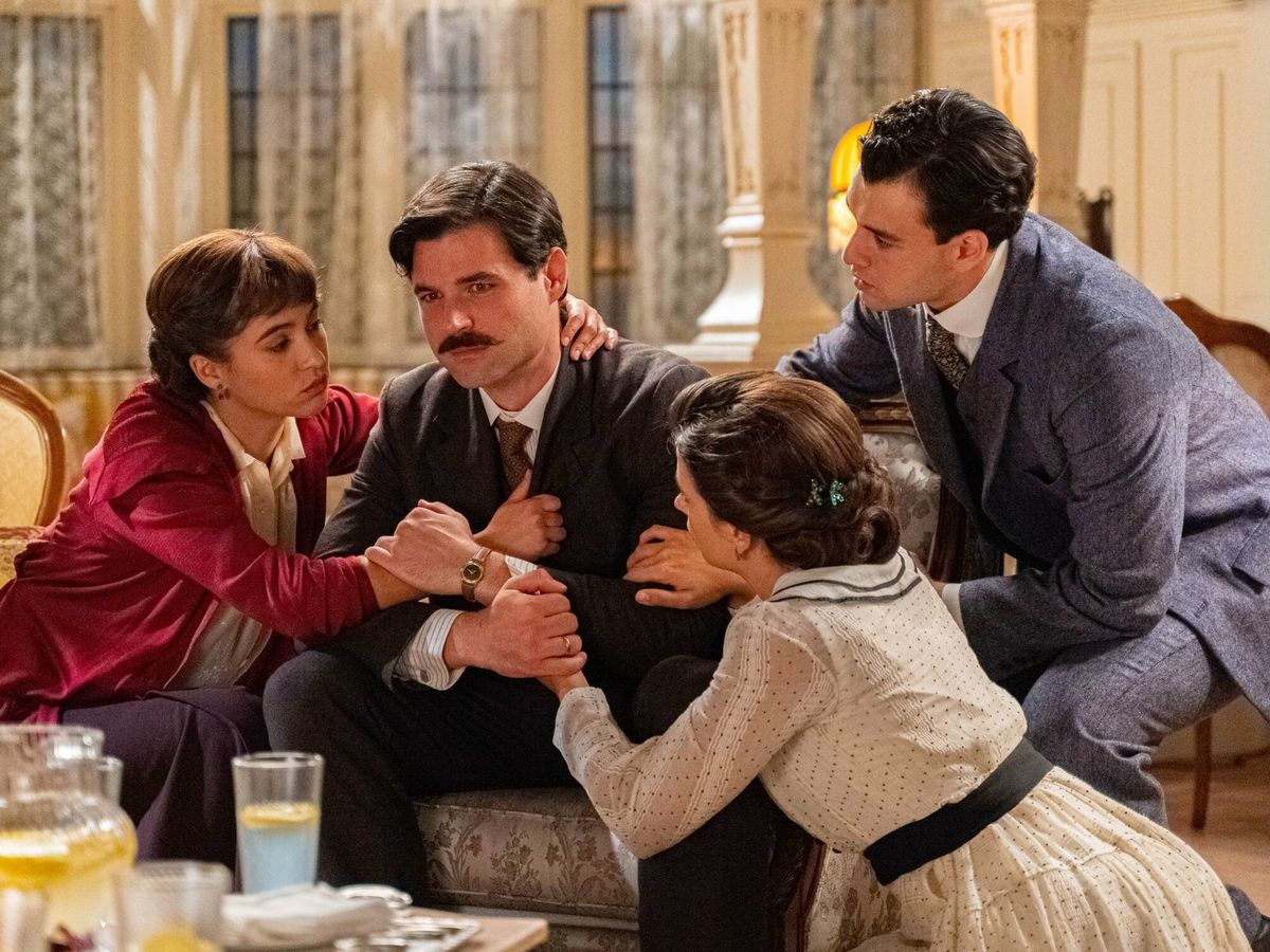 Foto: Sus familiares han intentado consolar a Manuel en el episodio de este martes de 'La Promesa'. (RTVE)
