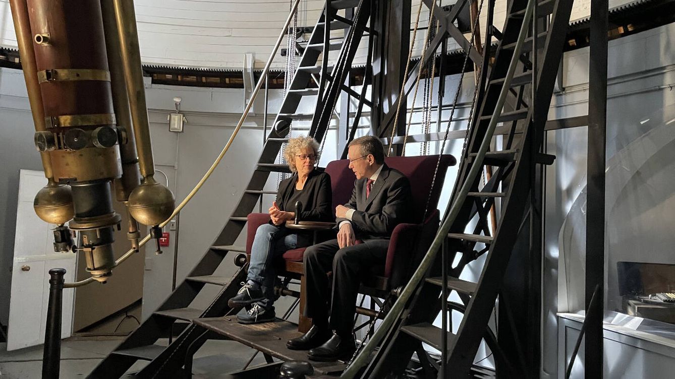 Foto: La escritora Leslie Kean y el físico Avi Loeb en el telescopio Gran Refractor de la Universidad de Harvard