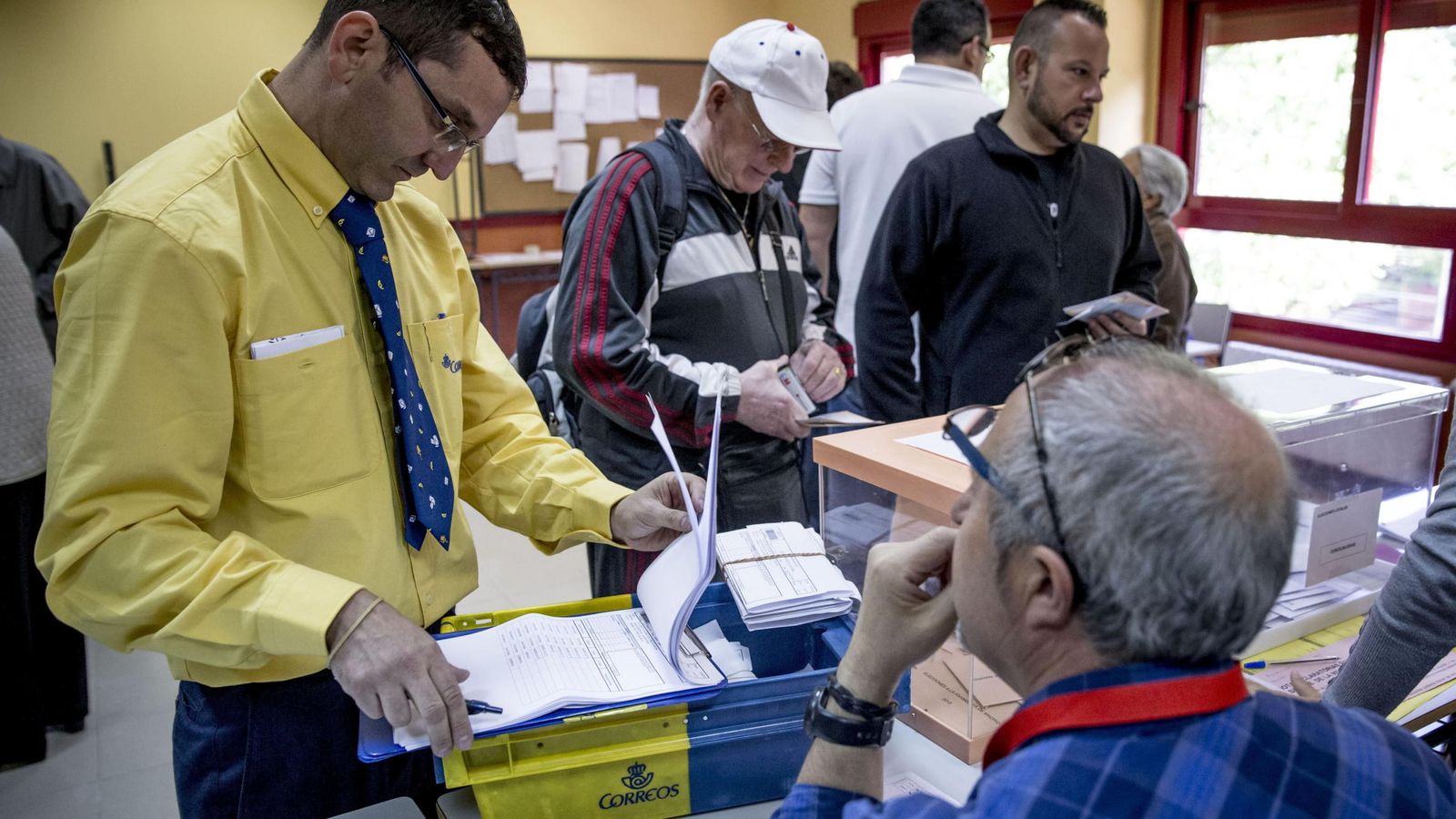 Foto: Un funcionario de correos entrega votos por correspondencia. (EFE)
