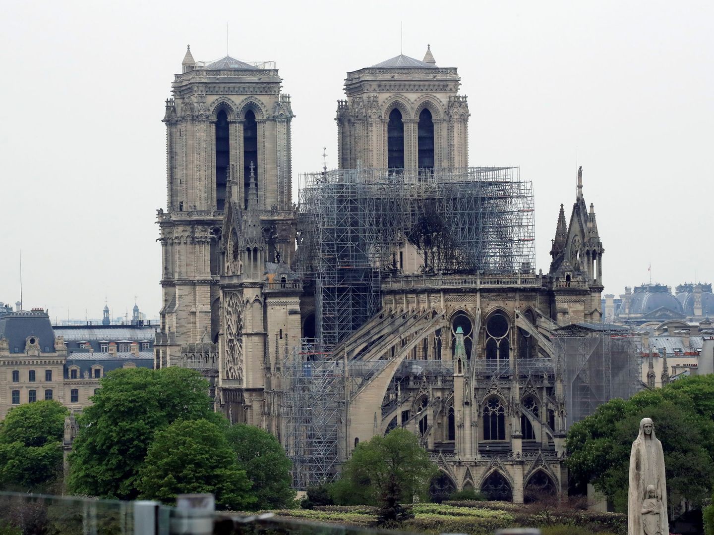 Notre Dame amanece medio derruida tras el incendio. (Reuters)
