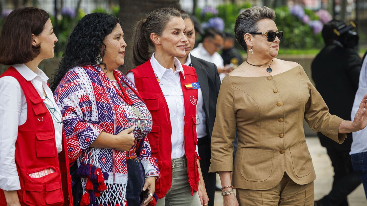La Reina y la primera dama visitan el centro histórico de Guatemala, que se han rehabilitado con fondos de la cooperación española. (Efe)