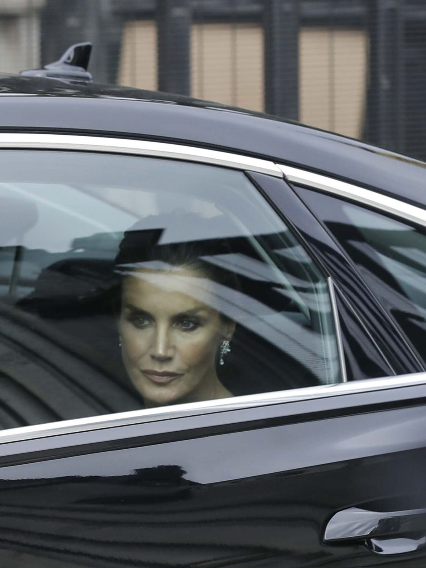 La reina Letizia, en el vehículo que la llevaba a Westminster Hall. (EFE/Olivier Hoslet)