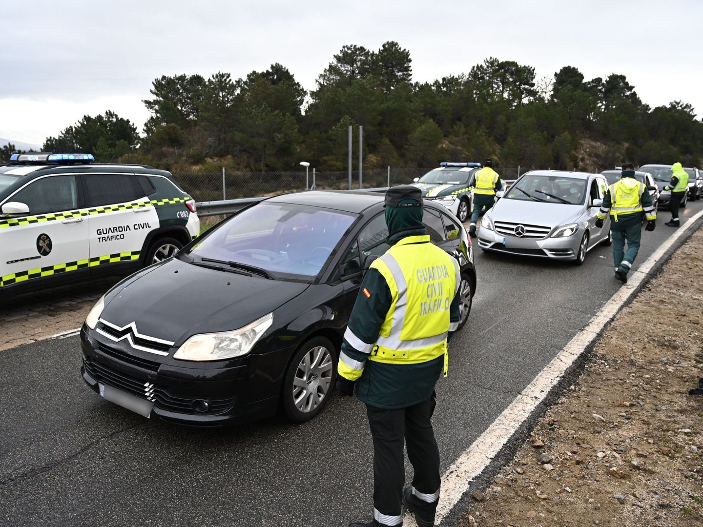 Varios guardias civiles de tráfico montan un control de carretera en la AP-6. (EFE)