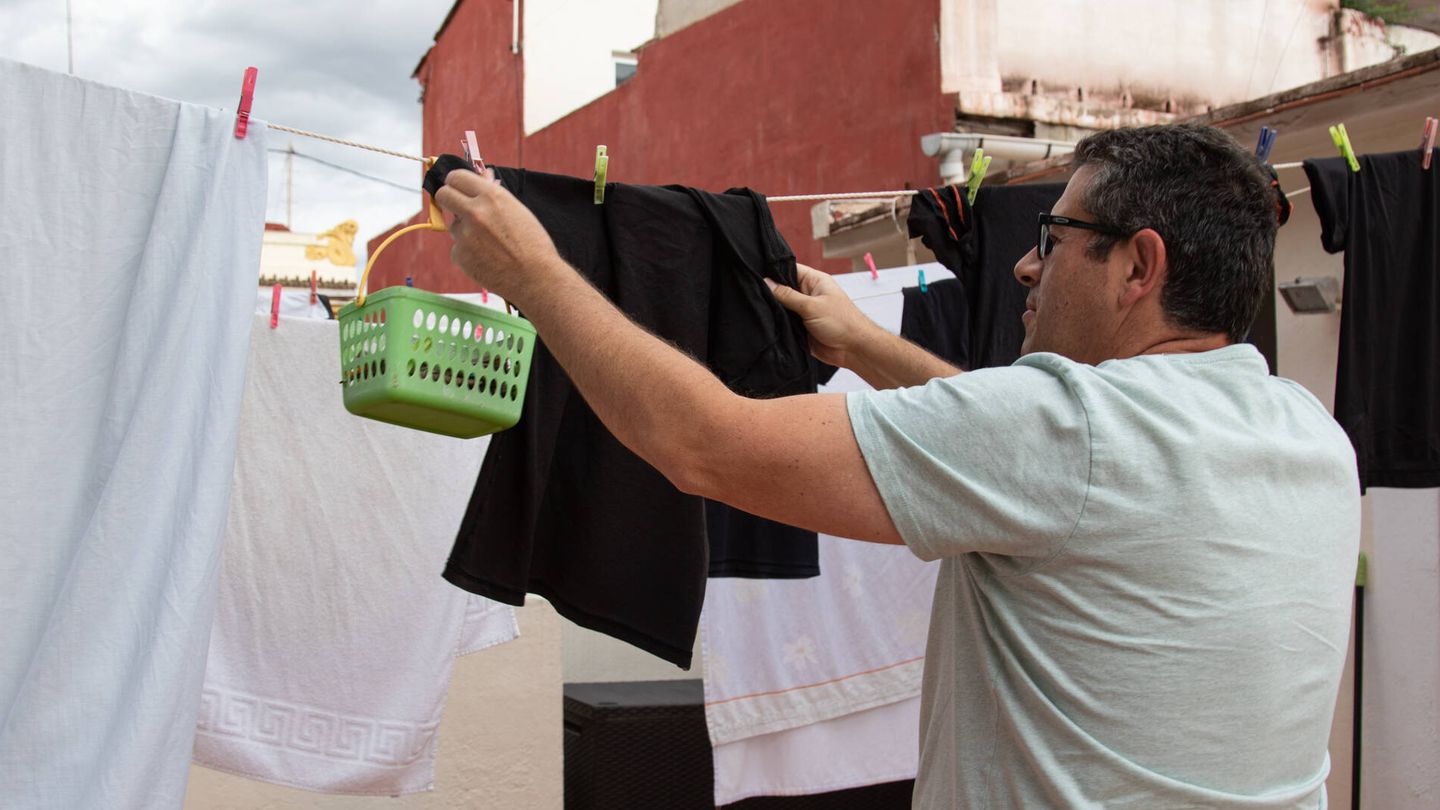 José Luis Leal, tendiendo la ropa. (A. Mata)