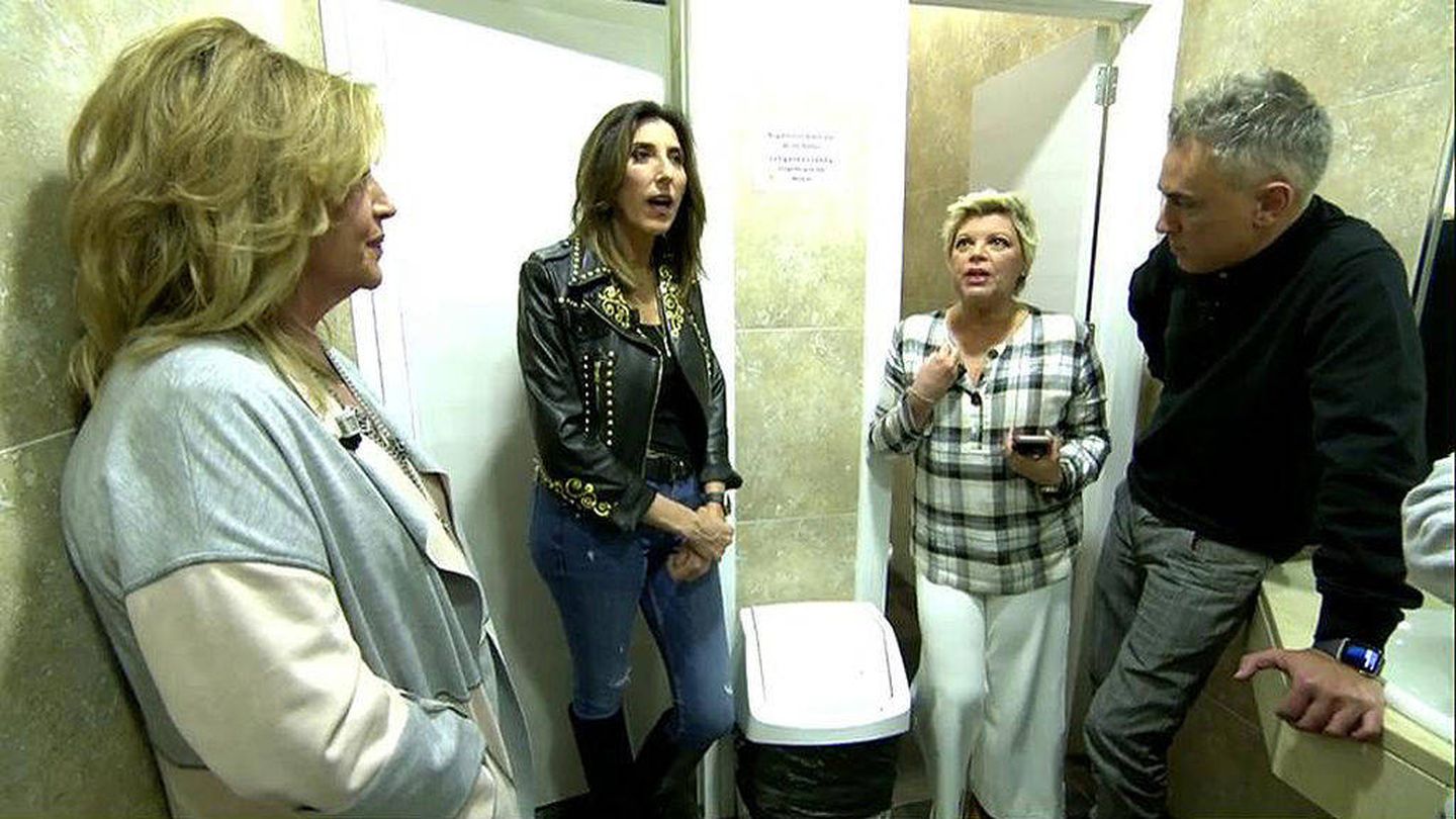 Lydia Lozano, Paz Padilla, Terelu Campos y Kiko Hernández en el baño de Telecinco. (Mediaset España)