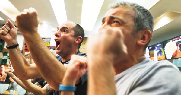 Foto: Aficionados argentinos en un bar de Buenos Aires celebran recientemente la victoria contra Ecuador en las eliminatorias al Mundial de fútbol de Rusia 2018. (EFE)